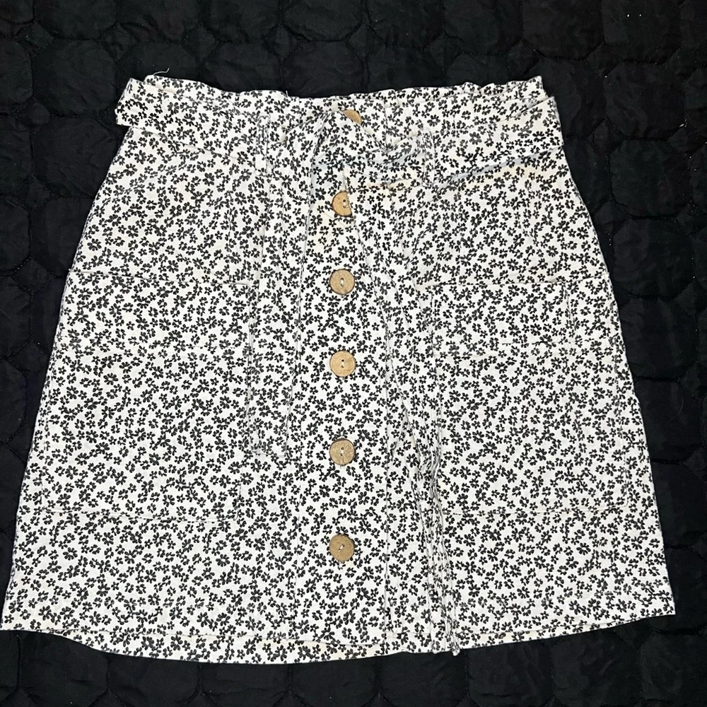 White & Black Floral A-Line Skirt – Size M | Casual Style - Picture 3 of 10